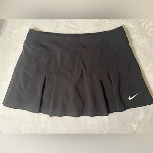 Nike medium women’s black skort. EUC. Pleated detail